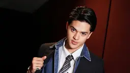 Foto Jeremie Moeremans di malam gala premiere film Petaka Gunung Gede ini diabadikan dengan apik oleh Dicky Photographie. Kenakan jam tangan di sebelah kiri dan gelang di sebelah kanan, mendukung penampilan artis berusia 23 tahun ini jadi makin menarik. Meski tak memakai banyak aksesori, namun Jeremie Moeremans tetap berhasil mencuri perhatian netizen. (Liputan6.com/IG/@jeremiemoeremans)