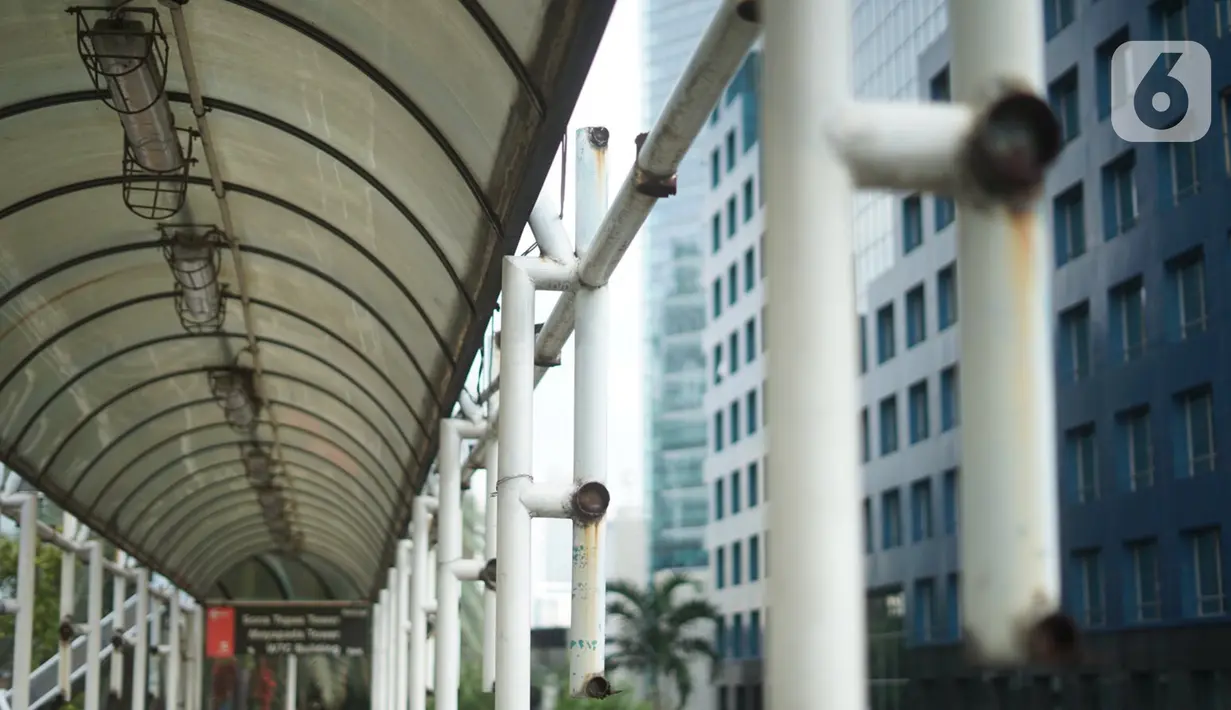 Kondisi JPO yang juga akses menuju Halte Transjakarta Karet di Jakarta, Kamis (12/11/2020). Proyek tersebut diperkirakan akan dimulai pada Desember 2020 mendatang. (Liputan6.com/Immanuel Antonius)