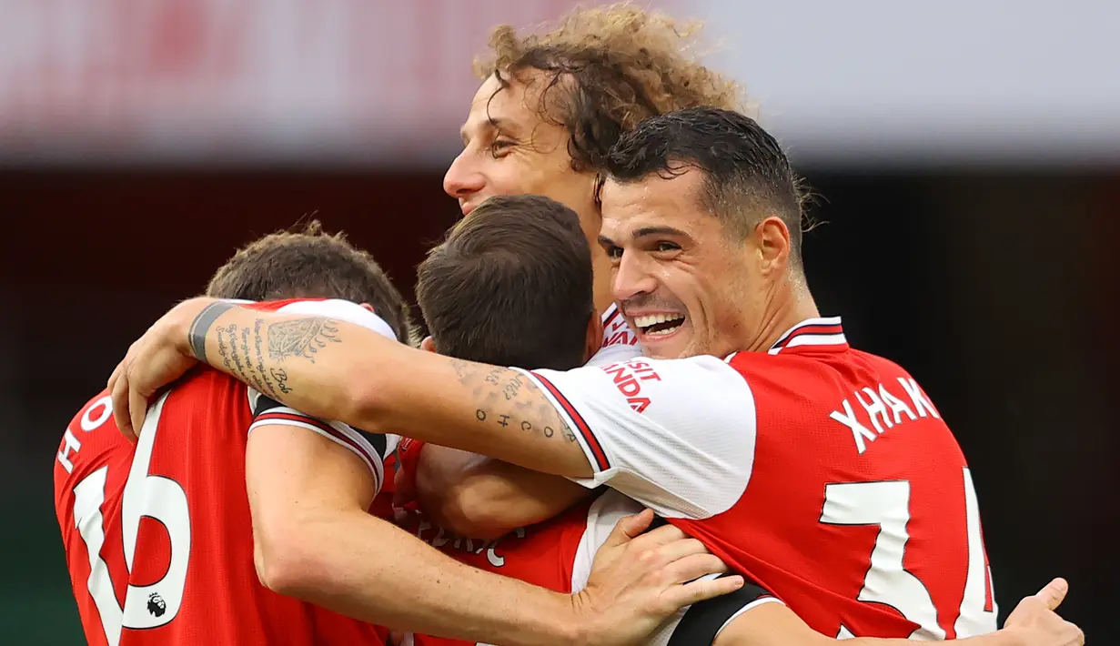 Pemain Arsenal merayakan gol yang dicetak Cedric Soares ke gawang Norwich City pada laga lanjutan Premier League pekan ke-32 di Emirates Stadium, Kamis (2/7/2020) dini hari WIB. Arsenal menang 4-0 atas Norwich City. (AFP/Richard Heathcote/pool)