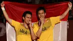 Mohammad Ahsan/Hendra Setiawan, berpose dengan medali emas Kejuaraan Dunia Bulutangkis 2015 setelah mengalahkan pasangan Tiongkok, Liu Xiaolong/Qiu Zihan di Istora Gelora Bung Karno, Senayan, Jakarta. Minggu (16/8/2015). (Bola.com/Arief Bagus)