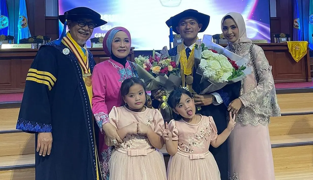 Melansir dari instagram UNPAD, Deddy Mizwar lulus saat usianya 68 tahun 4 bulan 12 hari.Ia pun dinobatkan sebagai Wisudawan Tertua. Sedangkan putranya merasa terharu dengan kegigihan sang ayah hingga akhirnya wisuda bersamaan. [Instagram/deddy_mizwar]