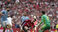 Bek Manchester City, Josko Gvardiol (kiri) berusaha melakukan back pass kepada kiper Stefan Ortega pada laga final Piala FA 2023/2024 di Wembley Stadium, London, Sabtu (25/5/2024). (AP Photo/Kin Cheung)