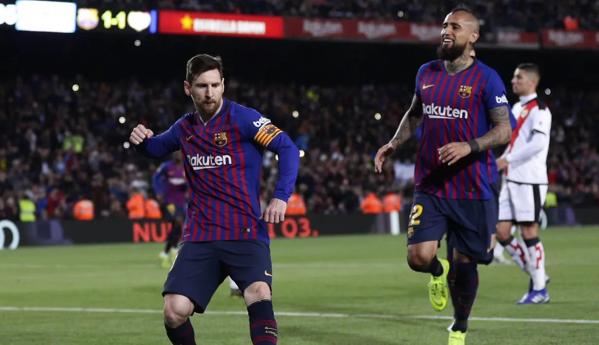Striker Barcelona, Lionel Messi, melakukan selebrasi usai membobol gawang Rayo Vallecano pada laga La Liga di Stadion Camp Nou, Sabtu (9/3). Barcelona menang 3-1 atas Rayo Vallecano. (AP/Manu Fernandez)
