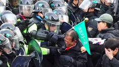Pendukung Presiden Korea Selatan (Korsel), Park Geun-hye terlibat bentrok dengan aparat polisi di Seoul, Jumat (10/3). Pemakzulan Presiden Park yang dikeluarkan Mahkamah Konstitusi memicu aksi unjuk rasa yang berakhir bentrokan. (JUNG Yeon-Je/AFP)
