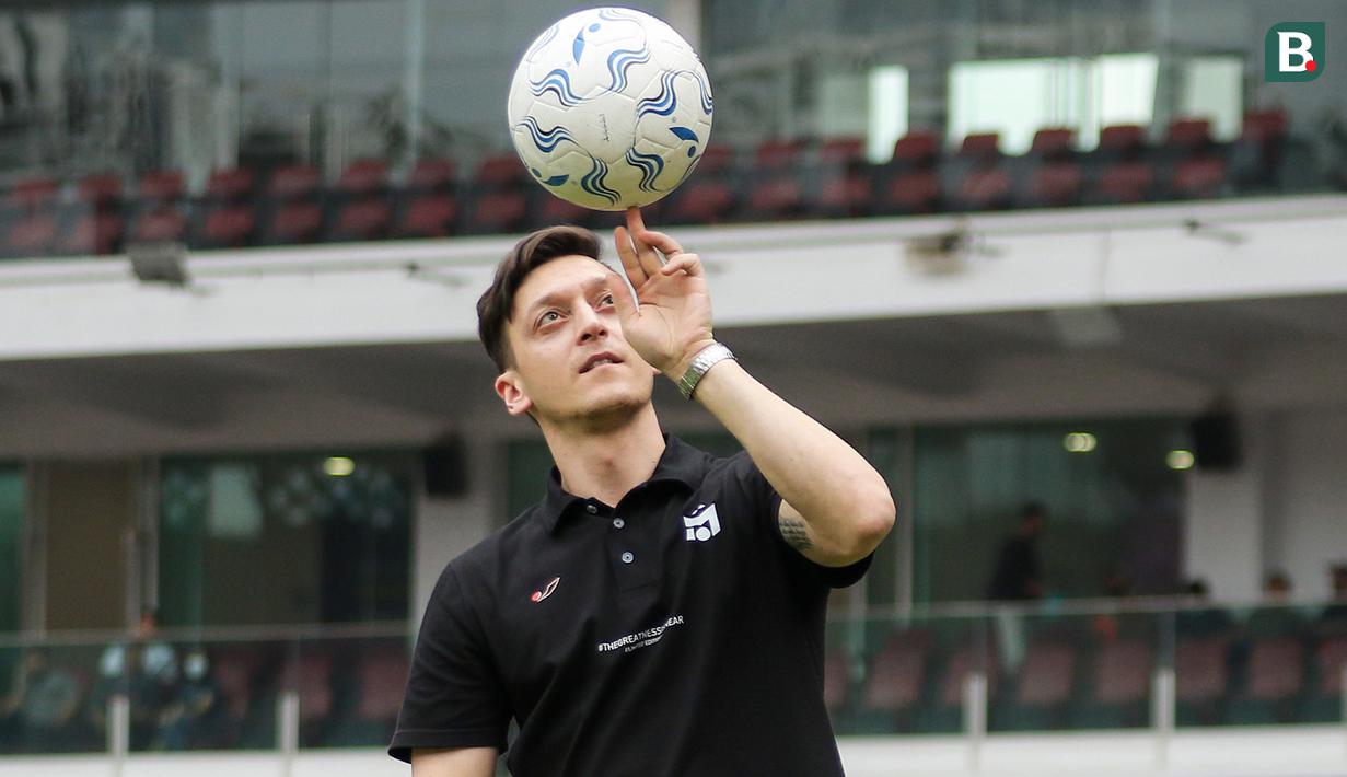 <p>Mesut Ozil saat menghadiri acara coaching clinic yang digelar oleh Concave Indonesia bersama 47 anak Indonesia terpilih di Stadion Utama Gelora Bung Karno (SUGBK) Senayan, Jakarta, Kamis (26/5/2022) sore WIB. (Bola.com/Bagaskara Lazuardi)</p>