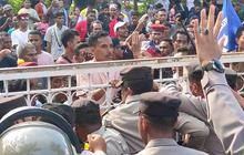 Ratusan Sopir Pikap Robohkan Pagar Kantor Gubernur NTT, Ini Pemicunya