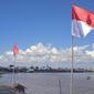 Pengibaran bendera merah putih di sepanjang sisi sungai di Desa Jantur Baru, Kecamatan Muara Muntai, Kabupaten Kutai Kartanegara dalam rangka memeriahkan HUT ke-77 RI.