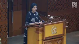 Menkeu Sri Mulyani menyampaikan pandangan pemerintah saat Rapat Paripurna di Kompleks Parlemen, Jakarta, Kamis (4/7/2019). Rapat membahas berbagai agenda salah satunya Penyampaian RUU tentang Penanggungjawaban atas Pelaksanaan RAPBN (P2APBN) TA 2018 oleh Pemerintah. (Liputan6.com/Johan Tallo)