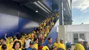 Suporter Ekuador memenuhi eskalator meninggalkan tribun MetLife Stadium, New York New Jersey, AS, setelah laga fase grup Piala Dunia 2026 melawan Jerman, Kamis (25/6/2026). Mereka datang berbondong-bondong sambil bernyanyi dan mengibarkan bendera untuk memberikan dukungan penuh kepada tim kesayangannya. (KLY Sports/Hery Kurniawan)