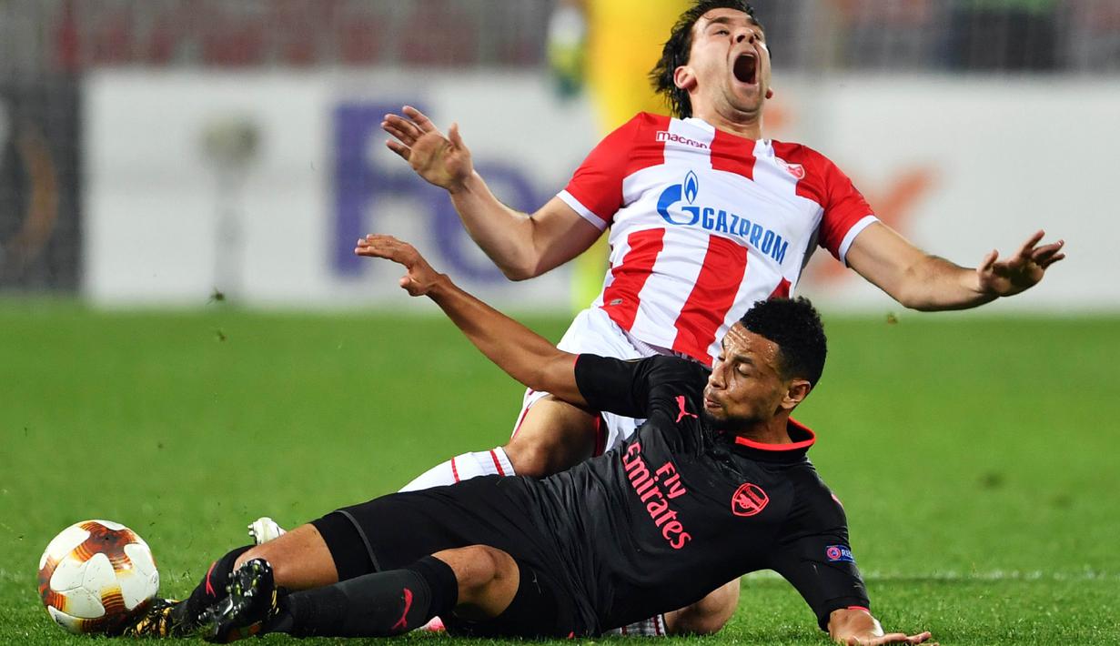Aksi pemain Arsenal, Francis Coquelin memotong pergerakan pemain Belgrade, Filip Stojkovic pada laga grup H Liga europa di Stadion Rajko Mitic, (19/10/2017). Arsenal menang 1-0. (AFP/Andrej Isakovic)