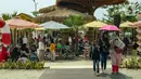 Terletak di Pantai Pasir Putih, Aloha PIK yang memiliki panjang empat kilometer menjadi tujuan warga Jakarta dan sekitarnya untuk memanfaatkan momen libur Natal 2023 bersama keluarga secara gratis. (merdeka.com/Arie Basuki)