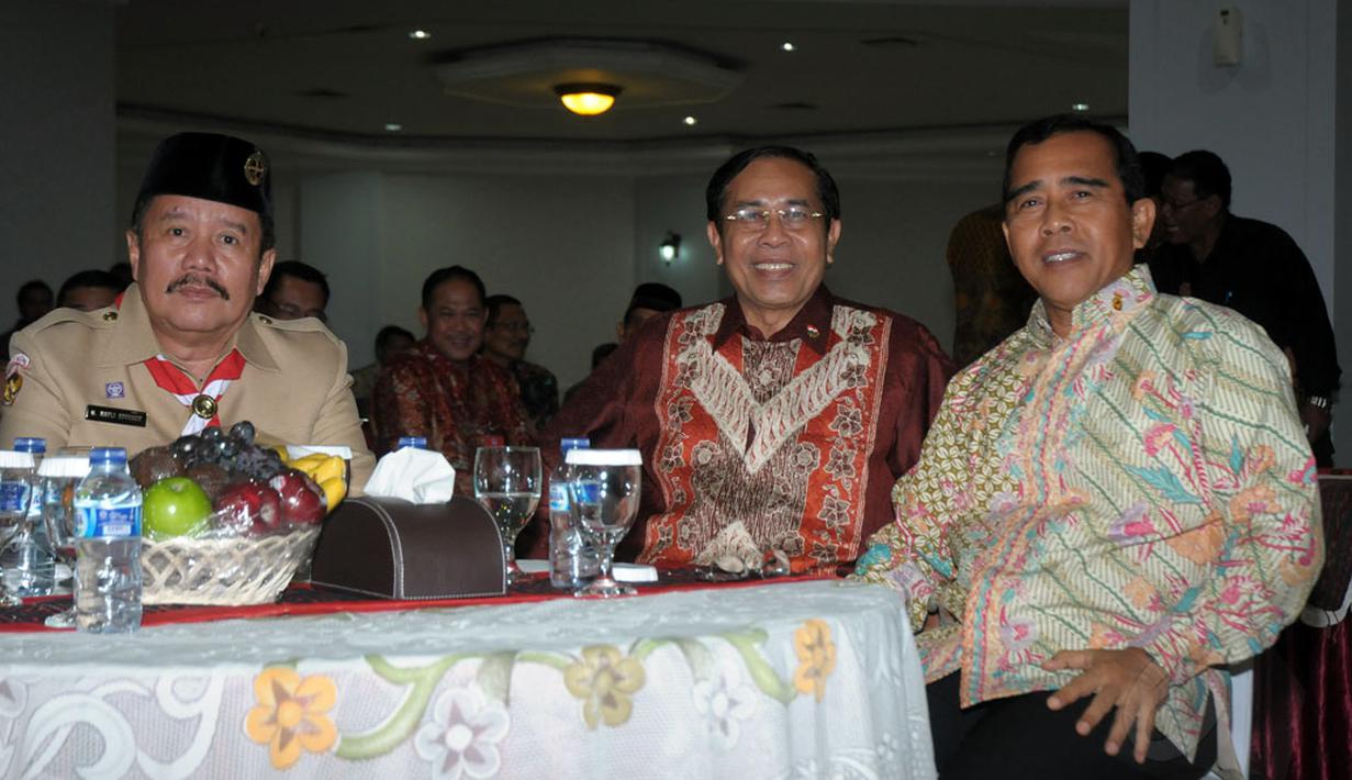 H. Rafli Effendi (Kepala Bidang Pembudayaan Olahraga), Aslizar Tanjung, dan Tono Suratman (Ketua KONI) hadir dalam upacara serah terima jabatan Menpora di Wisma Kemenpora, Jakarta, Rabu (29/10/2014). (Liputan6.com/Helmi Fithriansyah)