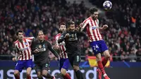 Bek Atletico Madrid, Sime Vrsaljko, berebut bola dengan gelandang Liverpool, Roberto Firmino, pada leg pertama 16 besar Liga Champions di Stadion Wanda Metropolitano, Madrid, Rabu (19/2) dini hari WIB. Atletico menang 1-0 atas Liverpool. (AFP/Javier Soranio)