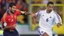 Pep Guardiola berebut bola dengan Youri Djorkaeff pada laga perempat final Euro 2000 antara Spanyol dan Prancis di Bruges 25 Juni 2000. (AFP/Olivier Morin)