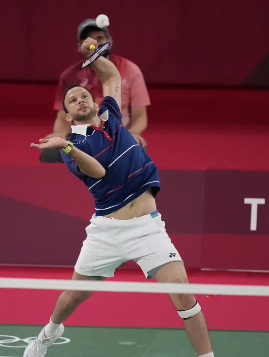 Pebulu tangkis Guatemala Kevin Cordon saat melawan Anthony Sinisuka Ginting dari Indonesia pada perebutan medali perunggu badminton tunggal putra Olimpiade Tokyo 2020 di Musashino Forest Sports Plaza, Senin (2/8/2021). Anthony Ginting menang 21-11 dan 21-13. (AP/Dita Alangkara)