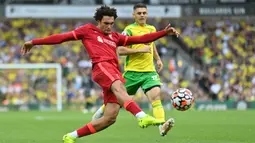Trent Alexander-Arnold. Bek kanan berusia 23 tahun ini merupakan pemberi irama permainan Liverpool yang digalang dari sektor pertahanan. Peran krusialnya telah menghasilkan gelar Liga Champions 2018/2019 dan Premier League 2019/2020. Musim ini telah mencetak 7 gol dan 1 assist. (AFP/Justin Tallis)