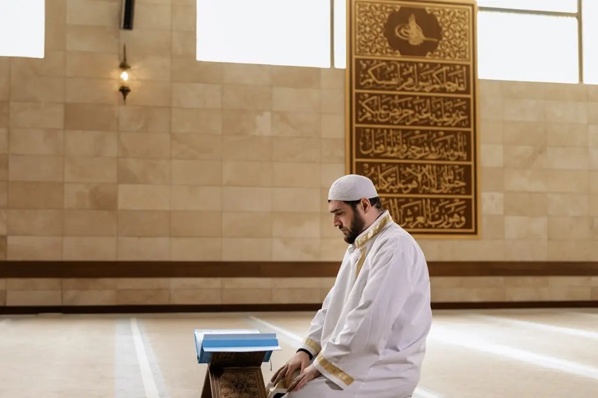 Pria muslim membaca Al-Qur'an (Pexels)
