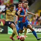 Pemain Arsenal, Alexis Sanchez berusaha melewati hadangan pemain Crystal Palace, Yohan Cabaye pada laga Liga Inggris di Stadion Selhurst Park, Inggris, Minggu (16/8/2015). Arsenal taklukan Palace 2-1. (Reuters/Toby Melville)