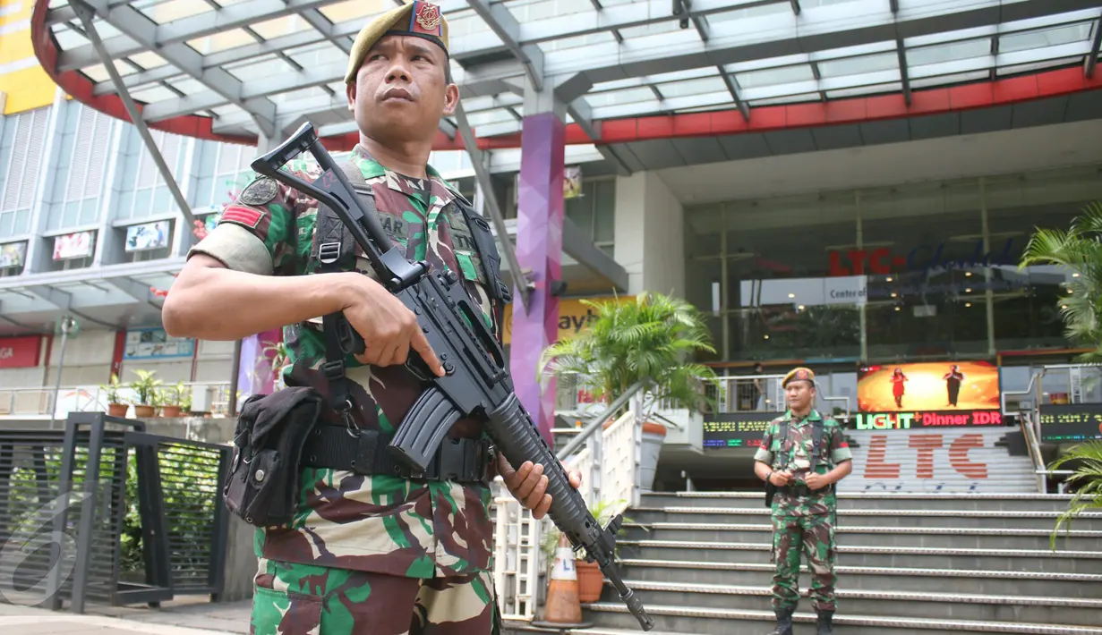 TNI melakukan penjagaan di sebuah pusat perbelanjaan di Glodok, Jakarta, Rabu (15/4). TNI menurunkan 15.000 prajurit dalam pengamanan Pilkada DKI putaran ke 2. (Liputan6.com/Angga Yuniar)