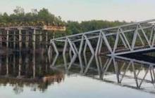 Jembatan di Meranti Riau Ambruk, Warga Menyeberang Dilayani Perahu Bermotor