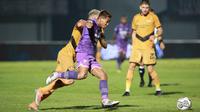 Pemain Persita Tangerang, Muhammad Toha berebut bola dengan pemain Dewa United, Karim Rossi dalam laga pekan ke-3 BRI Liga 1 2022/2023 antara Persita Tangerang melawan Dewa United di Indomilk Arena, Tangerang, Minggu (7/8/2022) malam WIB. (Bola.com/M Iqbal Ichsan)