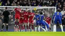 Pemain Chelsea, Raheem Sterling mencetak gol ke gawang Preston melalui tendangan bebas saat laga putaran ketiga Piala FA 2023/2024 di Stamford Bridge, London, Minggu (07/01/2024) WIB. (AP Photo/Kirsty Wigglesworth)