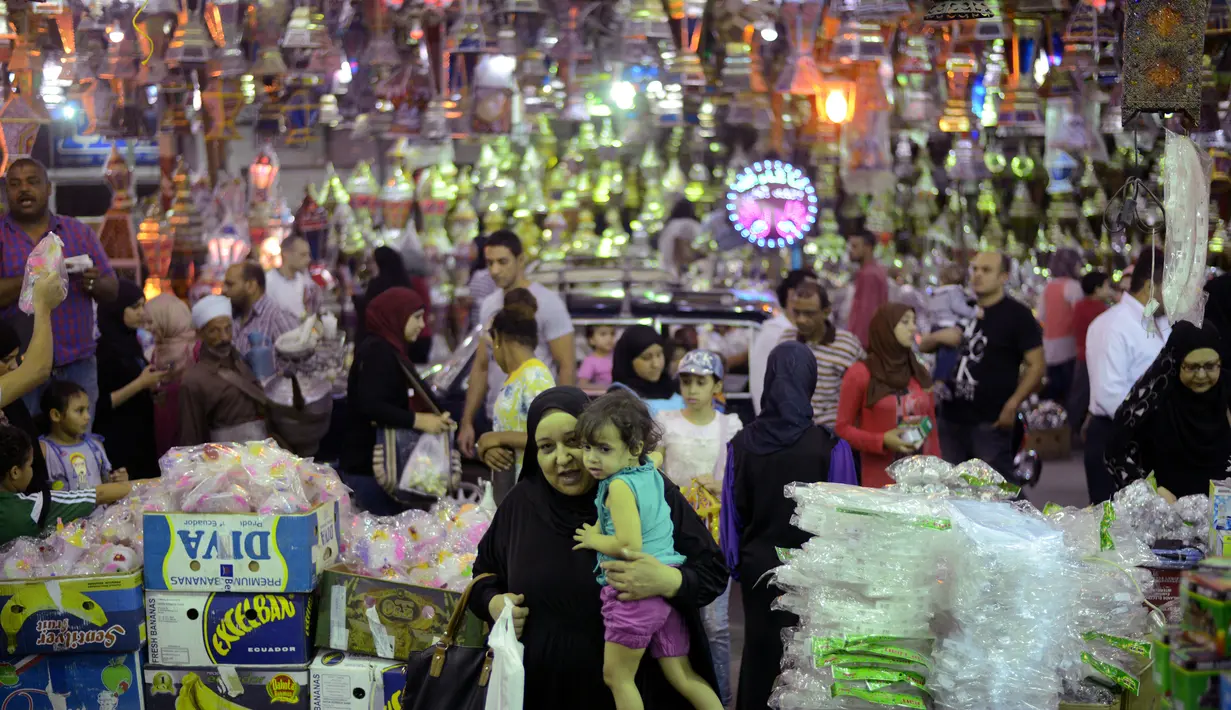 Warga memburu lampu fanus, lentera tradisional khas yang dijual selama Ramadan, di distrik Saida Zeinab, Ibu Kota Kairo, 29 Mei 2016. Muslim Mesir hingga saat ini menjadikan lampu fanus sebagai hiasan rumah setiap bulan Ramadan. (MOHAMED EL-Shahed /AFP)