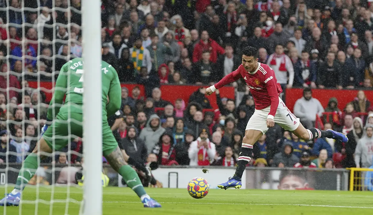 Minimnya tembakan yang tepat sasaran juga menjadi kendala Manchester United untuk dapat mencetak gol. Cristiano Ronaldo dan kawan-kawan cuma mampu melepaskan satu tembakan tepat sasaran, sementara Manchester City melakukannya 4 kali lebih banyak. (AP/Jon Super)