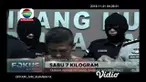 Jaringan sabu asal Malaysia yang di kendalikan kurir dan bandar asal Surabaya, di tangkap Mapolda Jawa Timur, polisi menyita 7kg shabu yang dimasukan kedalam teh cina. Pelaku terpaksa ditembak mati karena nekat menabrak motor anggota ketika berupaya ...