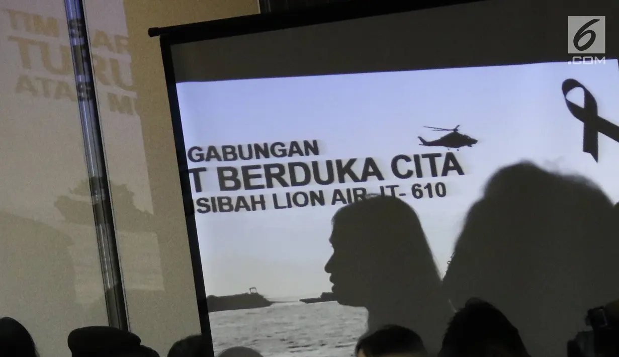 Pemaparan evaluasi saat konfrensi pers proses evakuasi Lion Air JT 610 di Krisis Center, Jakarta, Senin (5/11). Konfrensi pers menginformasikan perkembangan terkini mengenai pencarian korban. (Liputan6.com/Immanuel Antonius)