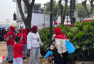 Antre Sejak Subuh, Warga Ungkap Isi Goodie Bag dari Prabowo di Upacara HUT RI