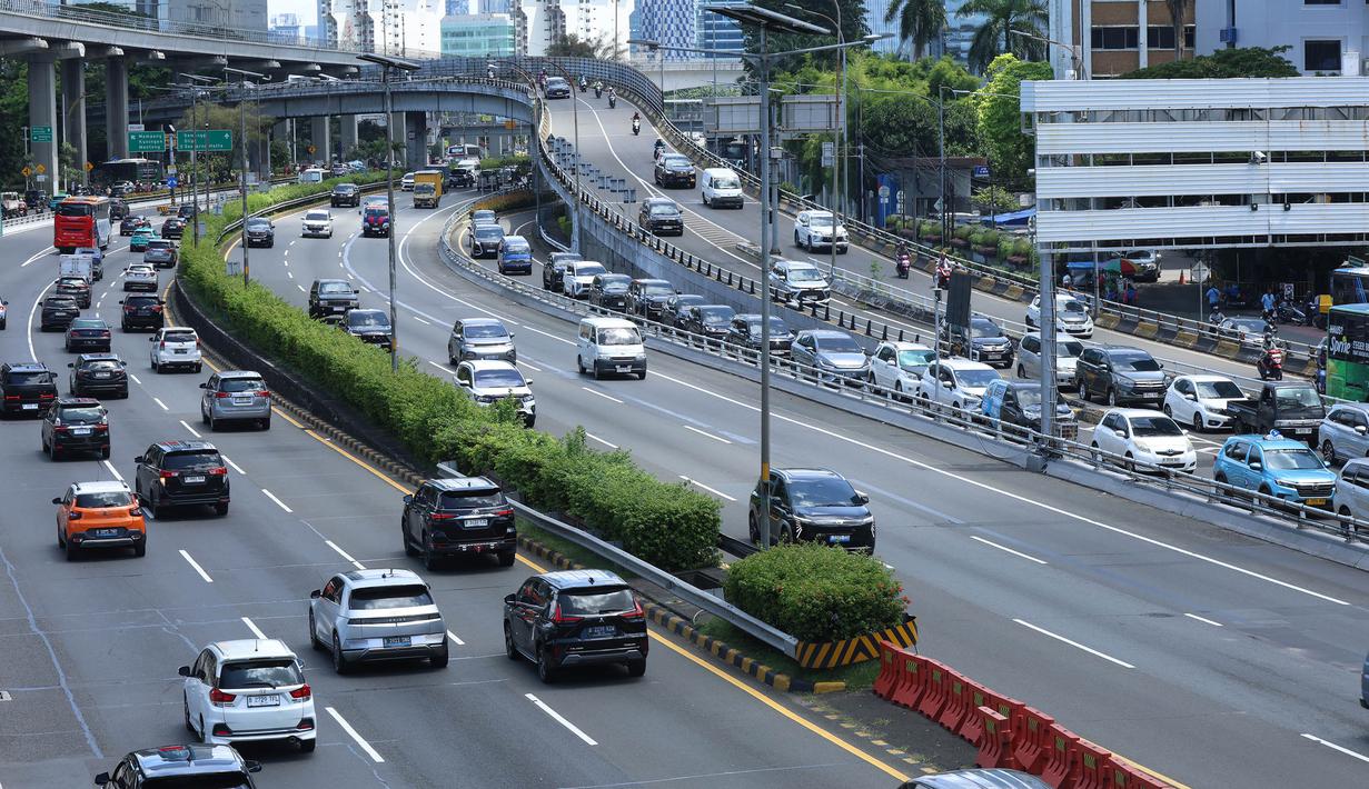 Gubernur DKI Jakarta Pramono Anung menjamin pelayanan publik tetap prima meskipun sebagian pegawai bekerja dari rumah. Tampak dalam foto, suasana ruas jalan Tol Dalam Kota Jakarta, saat pemberlakukan kebijakan Work From Home (WFH) untuk Aparatur Sipil Negara (ASN), Jumat (10/4/2026). (Kapanlagi.com/Budy Santoso)