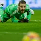 Kiper Manchester United David de Gea menyaksikan tembakan pemain Tottenham Hotspur, Harry Kane pada laga pekan ke-25 Premier League di Stadion Wembley, Rabu (31/1). Tottenham Hotspur menundukkan Manchester United dengan skor 2-0. (AP/Alastair Grant)