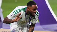 Penyerang Inggris Ahli bernomor punggung 99, Ivan Toney, merayakan kemenangannya dengan medali setelah memenangkan pertandingan final Liga Champions AFC antara Al-Ahli dari Arab Saudi dan Kawasaki dari Jepang di King Abdullah Sports City di Jeddah pada 3 Mei 2025. (AFP)