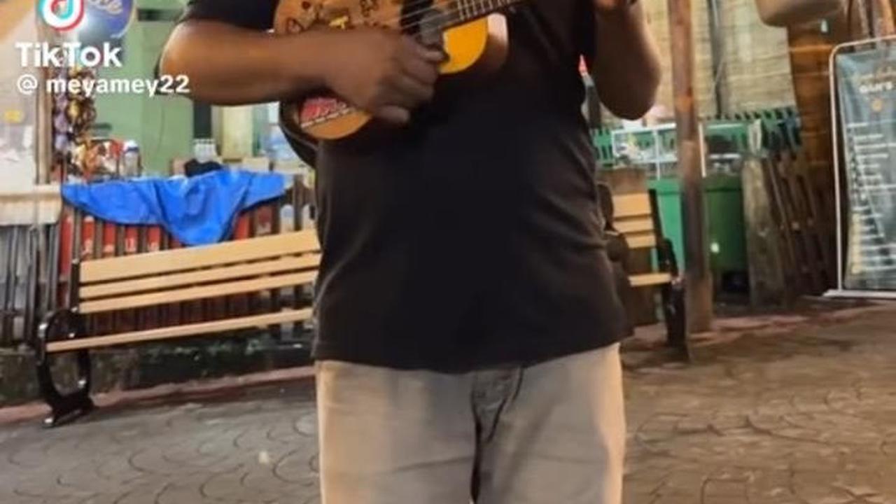 Pengamen Ini Roasting Dua Sejoli yang Sedang Pacaran, Aksi Kreatifnya Viral