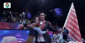 Aldi Taher menjadi juri tamu di acara D'Academy 6. Dalam acara yang ditayangkan Indosiar sejak Senin-Jumat malam tersebut, kehadirannya membuat heboh. Aldi memeluk mantan istrinya di panggung megah. [Youtube/Indosiar]