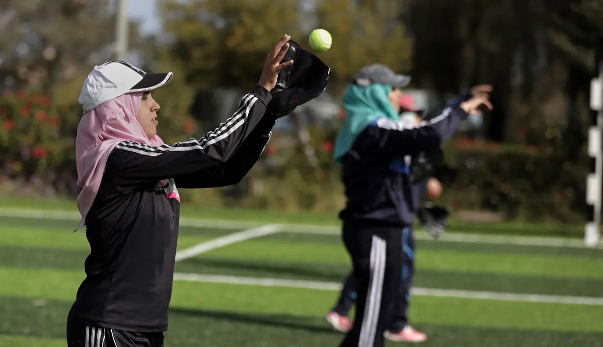 Seorang wanita Palestina menangkap bola saat mengikuti sesi latihan bisbol di Khan Younis, Jalur Gaza, 19 Maret 2017. Sekelompok wanita muda muslim mencoba olahraga bisbol sebagai hiburan. (AP Photo/Khalil Hamra)