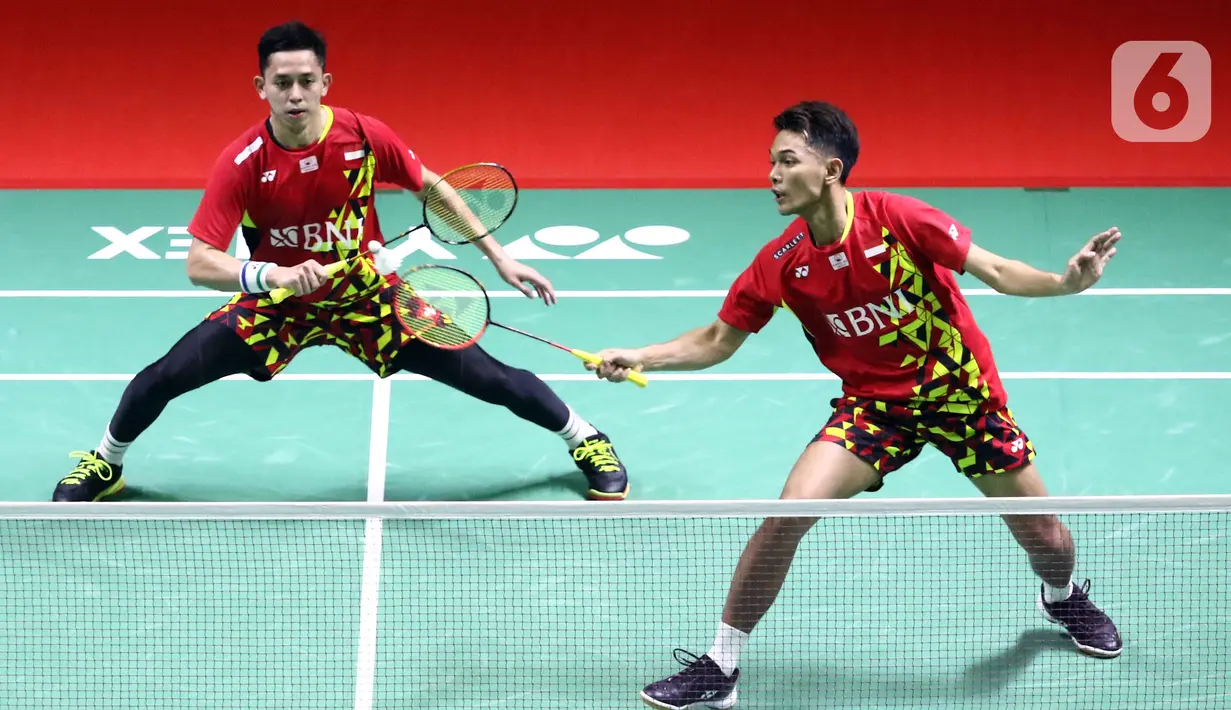 Pebulu tangkis ganda putra Indonesia, Fajar Alfian/Muhammad Rian Ardianto saat bertanding melawan Lee Yang/Wang Chi-Lin (China Taipei) pada Perempat Final Indonesia Masters 2022 di Istora Senayan, Jakarta, Jumat (10/6/2022). Fajar/Rian unggul 21-15, 21-18. (Liputan6.com/Helmi Fithriansyah)
