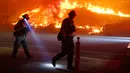 Kebakaran melanda sekitar 1.200 hektar lahan di wilayah barat laut Los Angeles, California, AS, Sabtu (26/12/2015). Lebih dari 600 petugas pemadam kebakaran berjuang memadamkan api di daerah Pantai Solimar di Ventura County. (REUTERS / Gene Blevins)