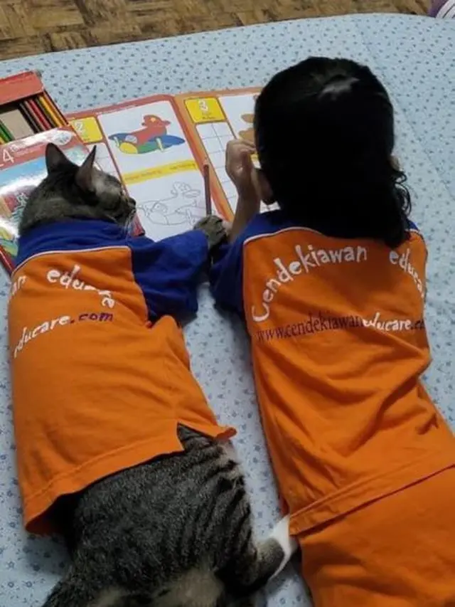 6 Potret Nyeleneh Anak Belajar Bareng Kucing Ini Bikin Geleng Kepala