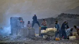 Petani bekerja di perkebunan anggur saat membuat kismis di Kandahar, Afghanistan, 6 September 2021. (JAVED TANVEER/AFP)