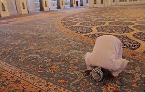 Ilustrasi sholat di masjid. (Dok. Pixabay)