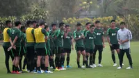 Pemain Timnas Indonesia U-22 berlatih di Lapangan Yogyakarta International School (YIS), Sleman, Senin (26/8/2019). (Bola.com/Vincentius Atmaja)