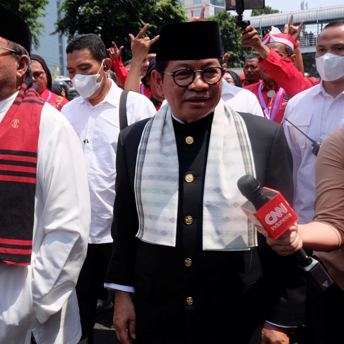 Pramono Anung dan Rano Karno naik oplet daftar cagub-cawagub untuk Pilkada 2024