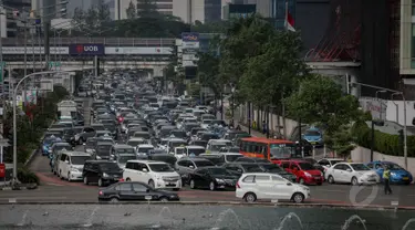 Sejumlah kendaraan terjebak kemacetan di sekitar Bundaran HI, Jakarta, Kamis (14/5/2015). Warga Jakarta dan sekitarnya memanfaatkan liburan panjang akhir pekan dengan memadati pusat-pusat perbelanjaan. (Liputan6.com/Faizal Fanani)
