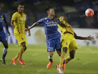 Kim Jeffrey Kurniawan mampu menjaga lini tengah, namun Juan Belencoso tidak produktif pada laga perdana Persib di Torabika Soccer Championship 2016 di Stadion Si Jalak Harupat, Bandung, Sabtu (30/4/2016). (Bola.com/Vitalis Yogi Trisna)