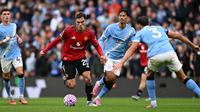 Gelandang Manchester United asal Uruguay #25, Manuel Ugarte (2 dari kiri), berlari ke arah bek Manchester City asal Portugal #03, Ruben Dias (kanan), sementara gelandang Manchester City asal Inggris #47, Phil Foden (kiri), dan gelandang Manchester City asal Belanda #04, Tijjani Reijnders (2 dari kanan), menyaksikan pertandingan&nbsp;Premier League&nbsp;antara Manchester City dan Manchester United di Stadion Etihad di Manchester, Inggris barat laut, pada 14 September 2025. (Oli SCARFF/AFP)