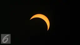 Puncak gerhana matahari terlihat dari langit Maba, Maluku Utara, Rabu (9/3/2016). Gerhana matahari di Maba dimulai pukul 09.36 WIT. Fase totalitas berlangsung sejak 09.52 WIT. (Liputan6.com/Anton William)