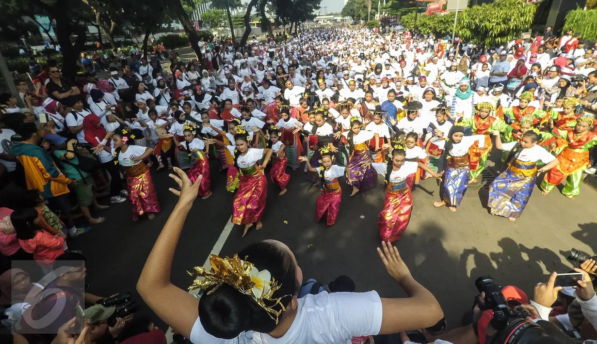 Peserta mengikuti flashmob 1745 penari yang membawakan tarian tradisional di kawasan Senayan, Jakarta, Minggu (21/8). Kegiatan bertajuk "Aku Indonesia-Bagimu Negeri Kami Menari" itu merupakan bagian dari perayaan HUT RI ke 71. (Liputan6.com/Fery Pradolo)