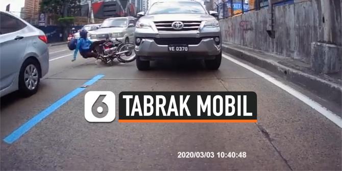 VIDEO: Pemotor Tabrak Mobil Akibat Main Ponsel saat Berkendara
